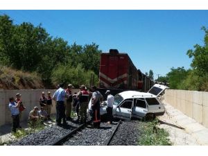 Elazığ’da trenin çarptığı otomobil, 100 metre sürüklendi