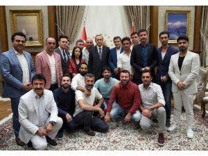 Cumhurbaşkanı Erdoğan, sanatçı, oyuncu, radyocu ve sporcuları kabul etti