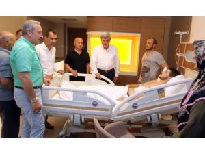 Başkan Karaosmanoğlu, darbe girişiminde yaralanan genci ziyaret etti
