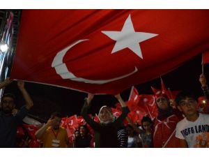 Diyarbakır’daki demokrasi nöbeti coşkuyla devam ediyor
