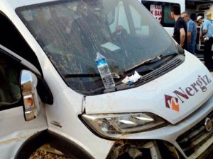 Minibüs yoldan çıktı: 13 yaralı