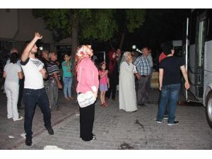 Tutuklanan polisleri “Türkiye’nin gururusunuz” tezahüratlarıyla uğurladılar
