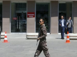 İstanbul’da 33 adliye personeli daha FETÖ üyeliğinden tutuklandı