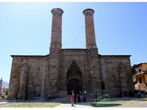 Erzurum’un simgelerinden Çifte Minareli Medrese’nin 5 yıl süren restorasyonu tamamlandı