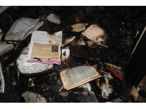 Yangında FETÖ’nün kitapları çıktı
