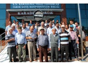 Çiftçilerden siyah çelenkli eylem