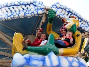 Çocuklar kurban bayramında topladıkları harçlıkları lunaparkta harcadı
