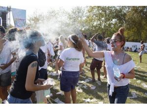 Antalya’da boyayla renklendirilen festival