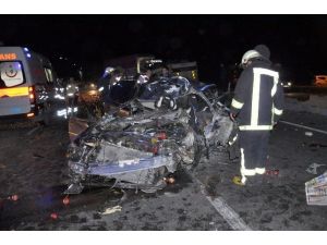 Kamyon otomobile çarptı: 2 ölü 1 yaralı