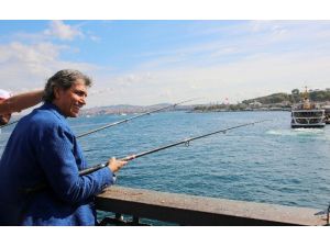 Galata Köprüsü’nde balık tutma yarışı renkli görüntülere sahne oldu