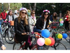 ‘Süslü kadınlar’ bisikletleriyle Eskişehir’e renk kattı
