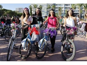 “Süslü kadınlar” bisiklet için pedalladı