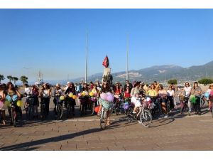 ’Süslü Kadınlar’ İskenderun’da bisiklet turu düzenlediler