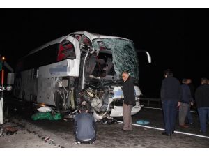 Yolcu otobüsü kamyona çarptı: 1 ölü, 39 yaralı