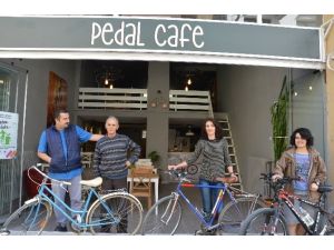 Bisiklet tutkunlarını buluşturan kafe