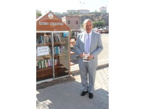 İncesu Belediyesi ilçede okuma alışkanlığı kazandırmak için çeşitli noktalara mini kütüphaneler kurdu