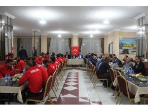 Vali İsmail Ustaoğlu futbolcularla moral yemeğinde buluştu