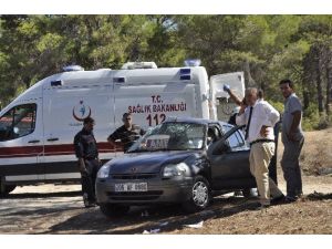 Manavgat’ta otomobil ile tur minibüsü çarpıştı: 2 yaralı