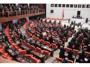 Cumhurbaşkanı Erdoğan, Meclis Genel Kurulu’na geldiğinde bazı milletvekilleri ayağa kalkmadı