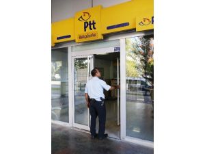 Açık unutulan PTT şubesinin kapısı polisi alarma geçirdi