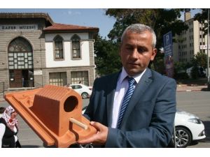 Kırılan kiremitlerin yerini “kuş evleri” alacak