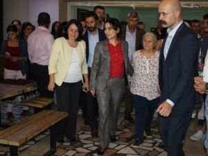 HDP Eş Genel Başkanı Yüksekdağ, Antalya’da lokma dağıtımına katıldı