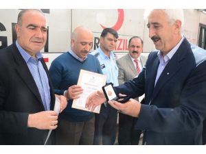 Kızılaydan en çok kan bağışı yapanlara madalya