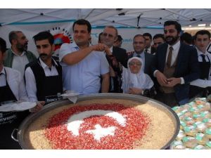 Sur’da 5 bin kişiye Türk bayrağı ile süslenmiş aşure dağıtıldı
