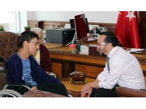 ADÜ Rektörü Cavit Bircan, engelli öğrencisini makamında ağırladı