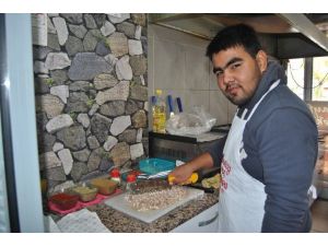 Özbekistanlı genç gezmek için geldiği Türkiye’de kokoreç ustası oldu