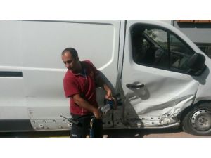 Minibüs ile hafif ticari araç çarpıştı: 2 Yaralı