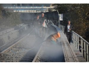 Demiryolu köprüsündeki kumlama çalışmasında ’toz’ tepkisi