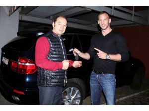 Alman sporcu Türk antrenöre araba hediye etti