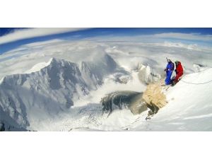 7 bin 700 metreden atlayarak rekor kırdı