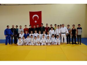 “Bende Spor Yapacağım” projesi gençlerine judo tanıtıldı