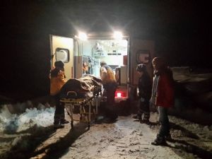 Kardan dolayı mahsur kalan hasta işçiler kurtarıldı