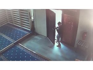 Camide yaşanan hırsızlık girişimi kamerada