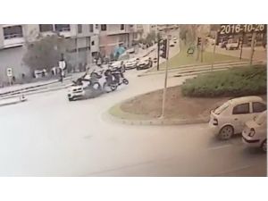 İki motosiklet aynı anda otomobile çarptı: 2 yaralı