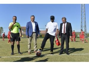 Eto’o avukatların futbol turnuvasının başlama vuruşunu yaptı
