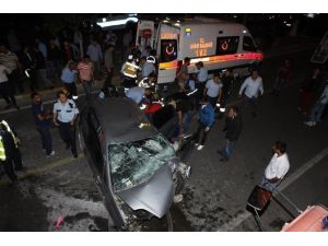 Mersin’de otomobil refüje çarptı: 3 yaralı