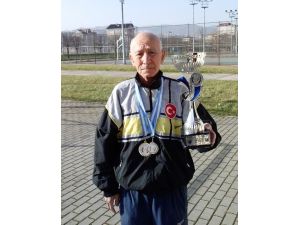 82 yaşındaki sporcu Cumhuriyet Koşusu’na hazır