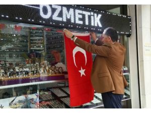 Bağcılar’da esnafa 10 bin Türk bayrağı dağıtıldı