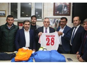 Eyüp Belediyesi’nden Makedonya’ya spor malzemesi desteği