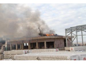 Yozgat’ta inşaatı süren binanın çatısı yandı, çalışanlar yangını izledi