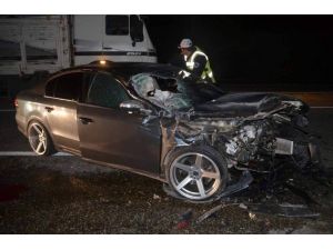 Traktöre çarpan otomobilin sürücüsü hayatını kaybetti
