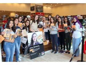 Genç yazar Alya Öztanyel okurları ile buluştu