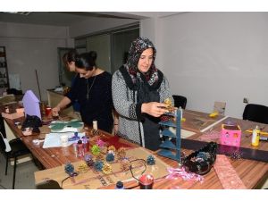 Bitlis’teki kadınlar atıklardan süs eşyası üretiyor