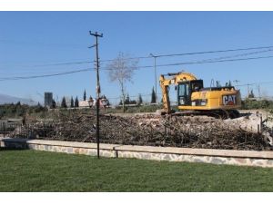 Rahime Sultan Camii’nin önündeki metruk okul yıkıldı
