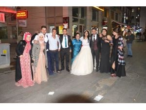 Gelin ile damat cadde ortasında çiftetelli oynadı