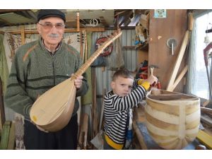 Dede-torun hem saz yapıyor, hem de çalıyor